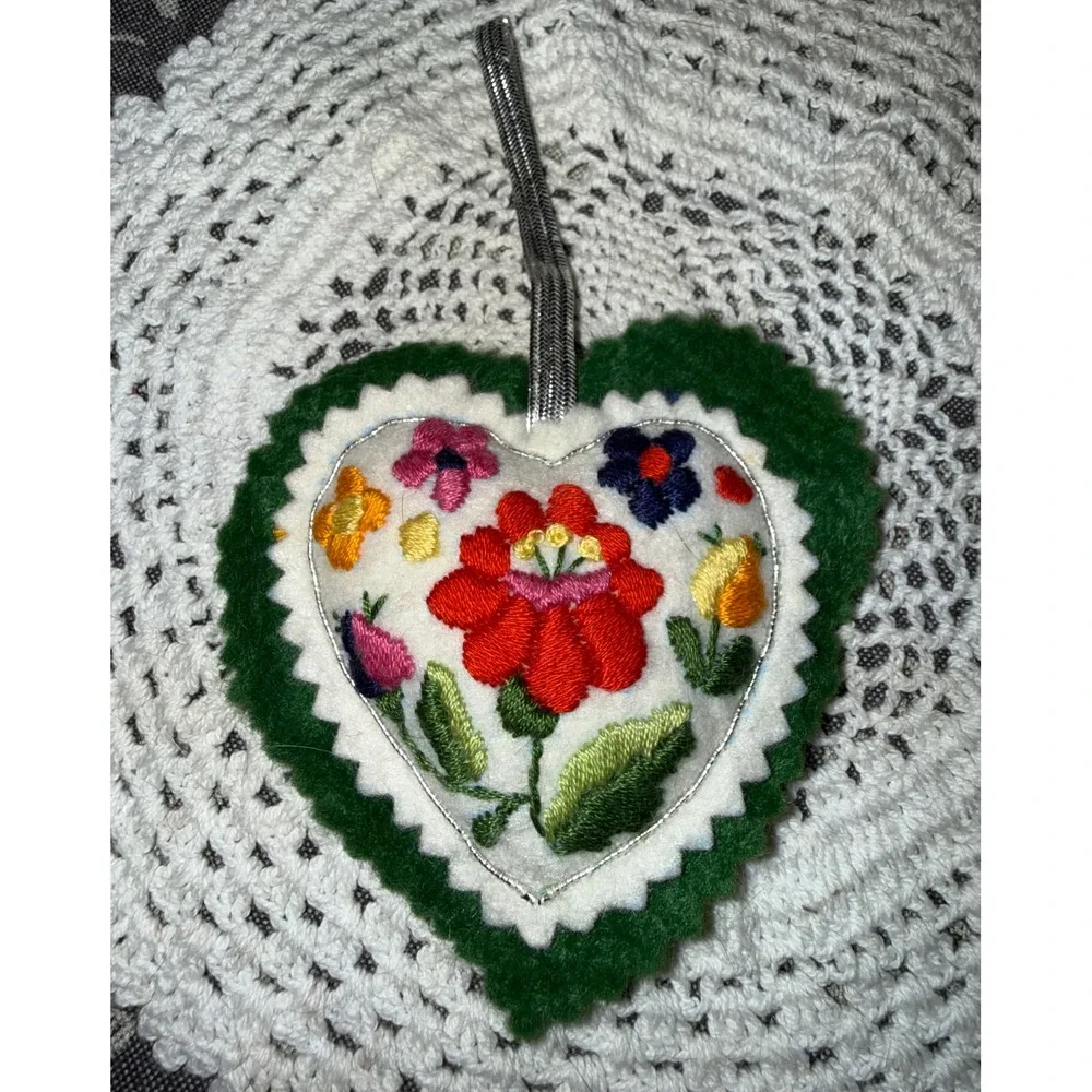 Vintage Handmade Embroidered Felt Heart Ornament Floral‎ Folk Art Green White